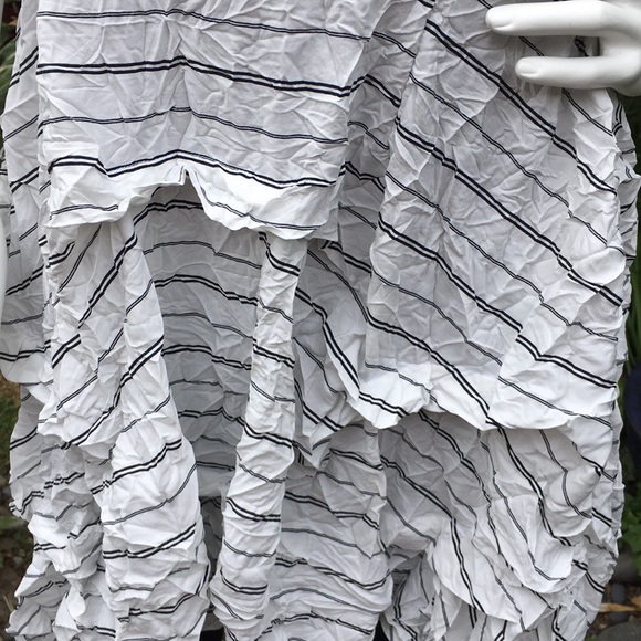 COMFY Sleeveless Crinkle Dress in Black & White - Picture 3 of 8